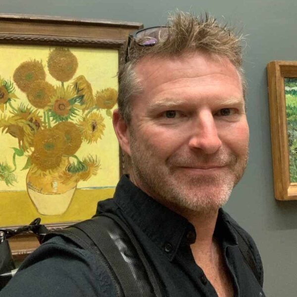 Damian Sémonin in front of Van Gogh's Sunflowers